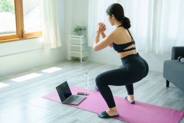 Stres atma, kas gevşemesi, nefes alma egzersizleri, egzersiz, meditasyon, genç Asyalı kadının portresi yoga yaparak vücudunu rahatlatıyor..