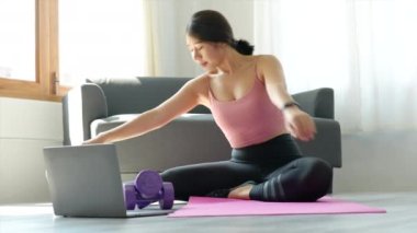 Stres atma, kas gevşemesi, nefes alma egzersizleri, egzersiz, meditasyon, genç Asyalı kadının portresi yoga yaparak vücudunu rahatlatıyor.