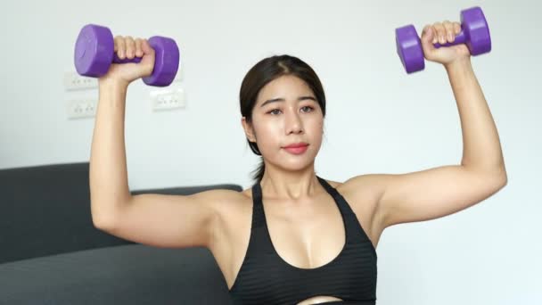 Stress verlichting,, ademhalingsoefeningen, meditatie, portret van Aziatische gezonde vrouw tillen gewichten om haar spieren te versterken na het werk. — Stockvideo