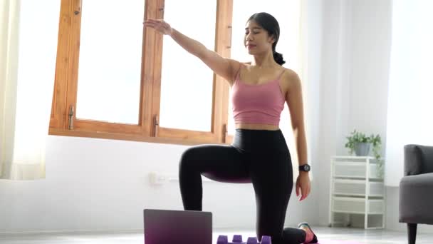 Stressabbau, Muskelentspannung, Atemübungen, Bewegung, Meditation, Porträt einer jungen Asiatin, die ihren Körper von der Büroarbeit entspannt, indem sie Yoga praktiziert, indem sie Online-Tutorials anschaut — Stockvideo