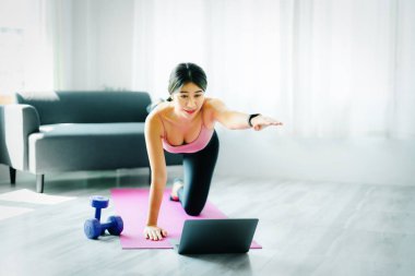 Stres atma, kas gevşemesi, nefes alma egzersizleri, egzersiz, meditasyon, genç Asyalı kadının portresi yoga yaparak vücudunu rahatlatıyor..