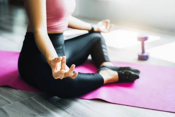 Stress verlichting, spierontspanning, ademhalingsoefeningen, oefening, meditatie, portret van jonge Aziatische vrouw ontspannen haar lichaam van kantoorwerk door het beoefenen van yoga door te kijken naar online tutorials. — Stockfoto