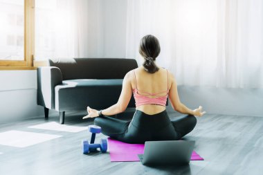 Stres atma, kas gevşemesi, nefes alma egzersizleri, egzersiz, meditasyon, genç Asyalı kadının portresi yoga yaparak vücudunu rahatlatıyor..