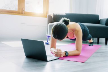 Stres atma, kas gevşemesi, nefes alma egzersizleri, egzersiz, meditasyon, genç Asyalı kadının portresi yoga yaparak vücudunu rahatlatıyor..