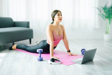 Stres atma, kas gevşemesi, nefes alma egzersizleri, egzersiz, meditasyon, genç Asyalı kadının portresi yoga yaparak vücudunu rahatlatıyor..