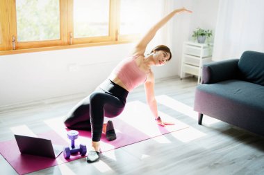 Stres atma, kas gevşemesi, nefes alma egzersizleri, egzersiz, meditasyon, genç Asyalı kadının portresi yoga yaparak vücudunu rahatlatıyor..