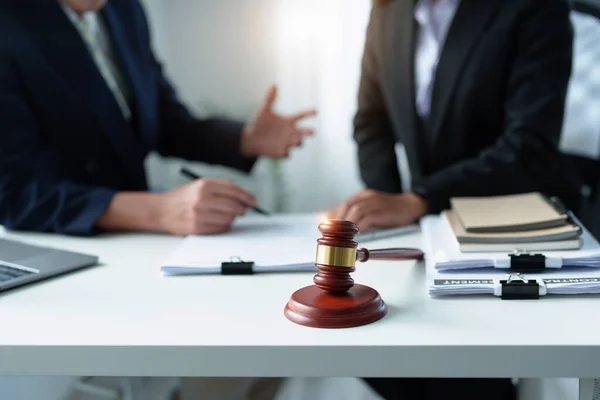 Law, Consultation, Agreement, Contract, Attorney or Lawyer holding a pen is consulting with a client to explain the pattern of answering questions before going to court to decide a lawsuit. — Stok Foto