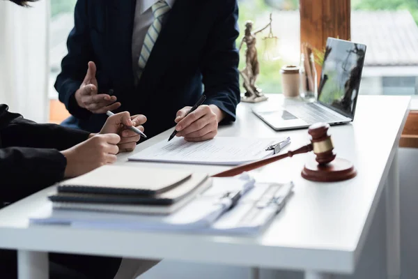 Hukuk, Danışmanlık, Anlaşma, Sözleşme, Avukat veya Avukat, elinde kalem bulunan bir müvekkille mahkemeye gitmeden önce sorulara cevap verme şeklini açıklamak üzere görüşür..