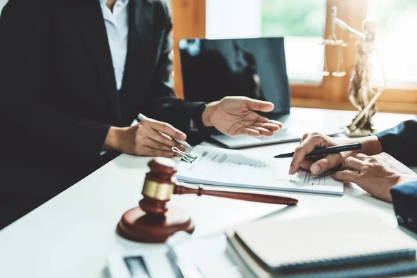Law, Consultation, Agreement, Contract, Attorney or Lawyer holding a pen is consulting with a client to explain the pattern of answering questions before going to court to decide a lawsuit. — Stockfoto