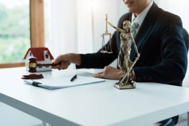 Hukuk, Danışmanlık, Anlaşma, Sözleşme, Avukat veya Avukat, oturmakta ve mahkemedeki ev ve arazi meseleleriyle ilgili müşterilerin şikayetlerini kabul etmektedir.