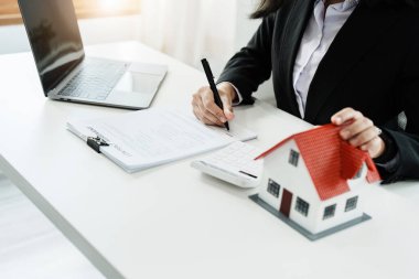 Hukuk, anlaşma, sözleşme, ipotek, elinde kalem tutan kadın, faiz oranını görmek için ev alırken sözleşme belgelerini okuyan ve ev almadan önce riski değerlendirmek için limit isteyen kadın.
