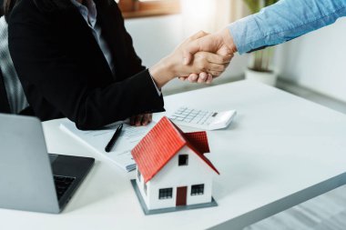 Yasalar, sözleşmeler, ipotekler, müşteriler emlakçılarla el ele verip emlakçıları ev ve arazi satın alma anlaşmalarıyla tebrik ederek ev taksitleri sırasında riskleri azaltmaya çalışıyorlar.