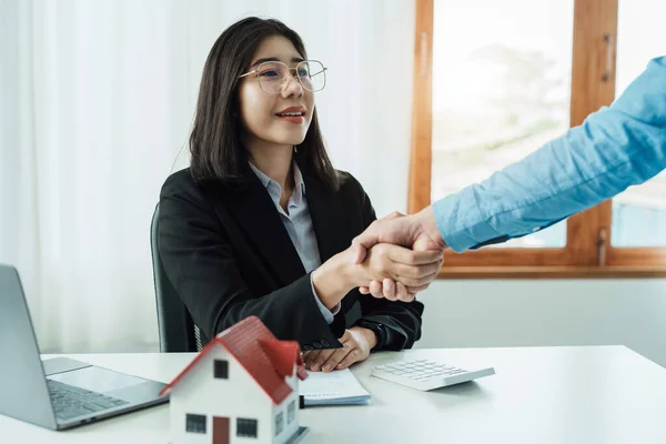 Laws, contracts, mortgages, clients join hands with real estate agents congratulating real estate agents on home and land purchase agreements with insurance to reduce risks during home installments — ストック写真