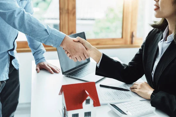 Laws, contracts, mortgages, clients join hands with real estate agents congratulating real estate agents on home and land purchase agreements with insurance to reduce risks during home installments — Zdjęcie stockowe