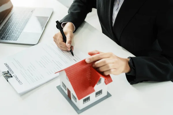 Prawo, umowa, umowa, kredyt hipoteczny, kobieta trzymająca długopis, czytanie dokumentu umowy przy zakupie domu, aby zobaczyć stopę procentową i poprosić o ograniczenie do oceny ryzyka przed zakupem domu — Zdjęcie stockowe