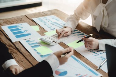 Finansal, Beyin Fırtınası, Veri Analizi, Planlama, Pazarlama ve Muhasebe, Ekonomist, hesap makinesi kullanarak ortaklarla kar üzerine yatırım belgelerini hesaplayarak diğer ortaklarla rekabet ediyor..