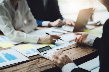 Finansal, Beyin Fırtınası, Veri Analizi, Planlama, Pazarlama ve Muhasebe, Ekonomist, hesap makinesi kullanarak ortaklarla kar üzerine yatırım belgelerini hesaplayarak diğer ortaklarla rekabet ediyor..