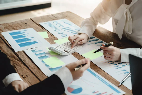 Finansal, Beyin Fırtınası, Veri Analizi, Planlama, Pazarlama ve Muhasebe, Ekonomist, hesap makinesi kullanarak ortaklarla kar üzerine yatırım belgelerini hesaplayarak diğer ortaklarla rekabet ediyor..