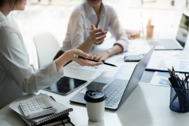 Finansal, Planlama, Pazarlama ve Muhasebe, Asyalı kadın ekonomistin portresi bilgisayar ve yatırım belgelerini kullanarak diğer şirketlerle rekabet etmek için ortaklarla birlikte kazanç sağlıyor.