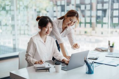 Finansal, Planlama, Pazarlama ve Muhasebe, Asyalı kadın ekonomistin portresi bilgisayar ve yatırım belgelerini kullanarak diğer şirketlerle rekabet etmek için ortaklarla birlikte kazanç sağlıyor.