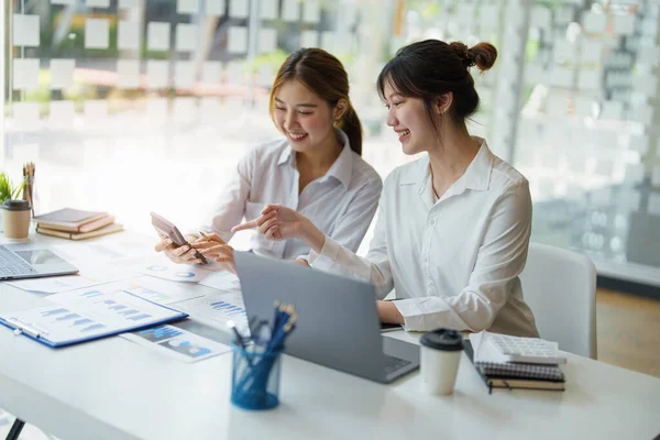 Financiële, Planning, Marketing en Accounting, portret van Aziatische vrouw Econoom met behulp van rekenmachine om investeringsdocumenten te berekenen met partners op winst nemen om te concurreren met andere bedrijven — Stockfoto