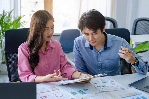 Negotiation, analysis, discussion,asian male economist explaining the investment finance program to the company owner to plan marketing and hedging business risks — Stockfoto