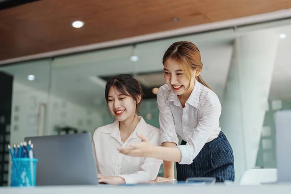 Finansal, Planlama, Pazarlama ve Muhasebe, Asyalı kadın ekonomistin portresi bilgisayar ve yatırım belgelerini kullanarak diğer şirketlerle rekabet etmek için ortaklarla birlikte kazanç sağlıyor.