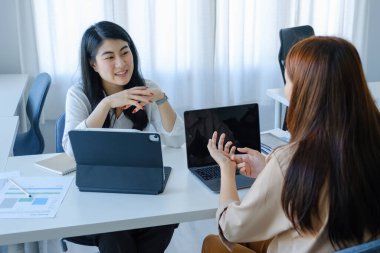Takım çalışması konsepti danışmanlığı Bir ekonomi takımı analisti bir konferans odasında bir kadın danışman ile bütçe, yatırım ve mali planlamayı tartışmak için bir tablet kullanıyor