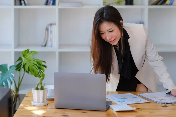 Jóvenes economistas o contables o financieros e inversores están revisando documentos presupuestarios y utilizando computadoras para estudiar el impacto y las evaluaciones de riesgo en la gestión de inversiones corporativas. — Foto de Stock