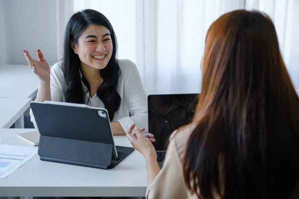 Consulta de concepto de trabajo en equipo Un analista de equipo económico está utilizando una tableta para discutir presupuestos e inversiones y planificación financiera con una asesora femenina en una sala de conferencias — Foto de Stock