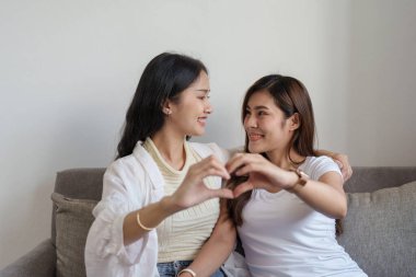 Igbtq, Igbt konsepti, homoseksüellik, birlikte mutlu iki Asyalı kadının portresi ve birlikte olurken birbirlerine sevgi göstermeleri.