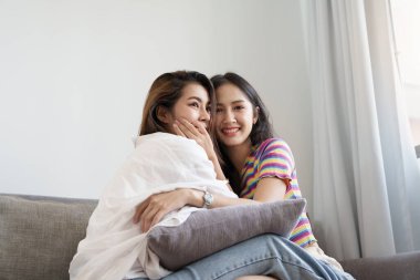 Igbtq, Igbt konsepti, homoseksüellik, birlikte mutlu iki Asyalı kadının portresi ve birlikte olurken birbirlerine sevgi göstermeleri..