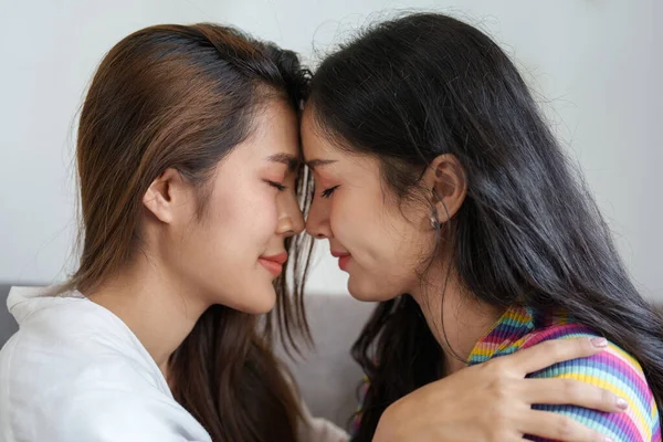 Lgbtq, lgbt 개념, 동성애, 두 아시아 여성 이 함께 행복하게 포즈를 취하고 — 스톡 사진