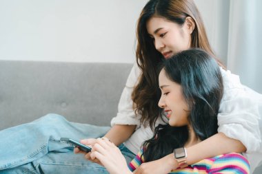 lgbtq, lgbt konsepti, homoseksüellik, iki Asyalı kadının birlikte eğlenip birbirlerini sevdiklerini gösteren bir portre..