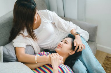 Igbtq, Igbt konsepti, homoseksüellik, birlikte mutlu iki Asyalı kadının portresi ve birlikte olurken birbirlerine sevgi göstermeleri..