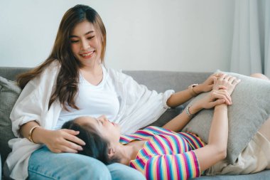 Igbtq, Igbt konsepti, homoseksüellik, birlikte mutlu iki Asyalı kadının portresi ve birlikte olurken birbirlerine sevgi göstermeleri..