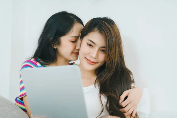 Lgbtq Lgbt概念 同性恋 肖像画两个亚洲女人快乐地在一起 彼此相爱 — 图库照片