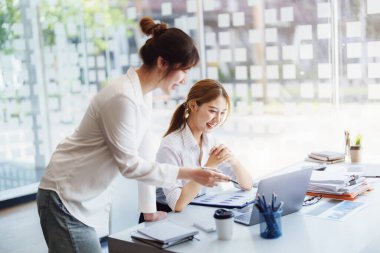 Müzakere, Analiz, Tartışma, Asyalı kadın ekonomist ve pazarlamacının portresi, bilgisayar dizüstü bilgisayarını yatırımları planlamak ve şirket için risk ve zararları önlemek için kullanması.