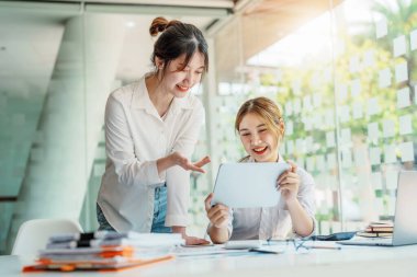 Müzakere, Analiz, Tartışma, Asyalı kadın ekonomist ve pazarlamacının portresi, yatırım planlamak için tablet bilgisayar ve şirket için risk ve zararları önlemek için mali destek kullanıyor.