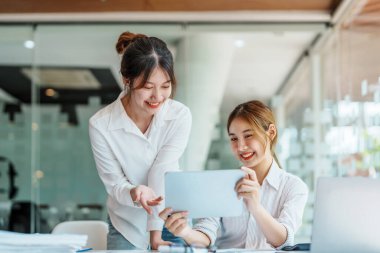 Müzakere, Analiz, Tartışma, Asyalı bir kadın ekonomist ve pazarlamacının portresi, tablet bilgisayarı yatırım planlamak ve şirket için risk ve zararları önlemek için kullanıyor.