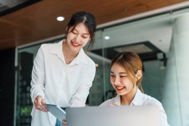 Müzakere, Analiz, Tartışma, Asyalı bir kadın ekonomist ve pazarlamacının portresi, tablet bilgisayarı yatırım planlamak ve şirket için risk ve zararları önlemek için kullanıyor.