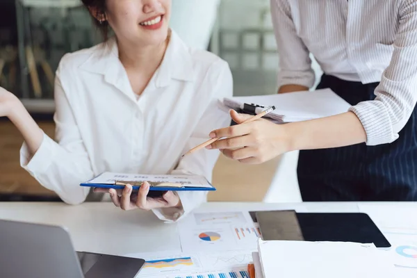 Negoziazione Analisi Discussione Economista Marketer Asiatici Puntano Una Scheda Finanziaria — Foto Stock