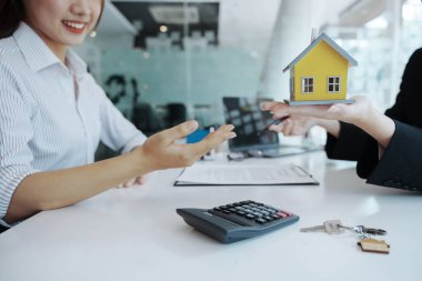 Garanti, mortgage, anlaşma, sözleşme, imza, emlakçı önemli sözleşme belgelerini imzaladıktan sonra evi müşteriye teslim eder..