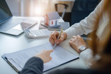 Teminat, mortgage, anlaşma, sözleşme, imza, müşteri emlakçı veya banka memuruna kanıt olarak sözleşme belgesini imzalar..