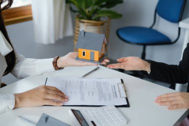Garanti, mortgage, anlaşma, sözleşme, imza, emlakçı önemli sözleşme belgelerini imzaladıktan sonra evi müşteriye teslim eder..
