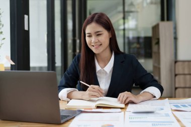 veri analizi, bütçe hesaplaması, araştırma, risk yönetimi, Asyalı kadınların sermaye planlamasında bilgisayar ve mali belgeleri kullanarak şirket kârlarını artırmak için portresi.