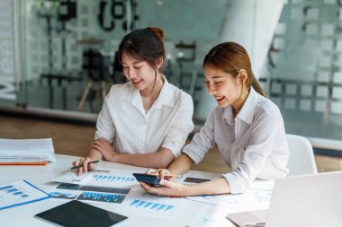 Finansal, Beyin Fırtınası, Veri Analizi, Planlama, Pazarlama ve Muhasebe, Ekonomist, diğer şirketlerle rekabet etmek için kar elde etme üzerine ortaklarla yatırım belgeleri hesaplamak için hesap makinesi kullanan