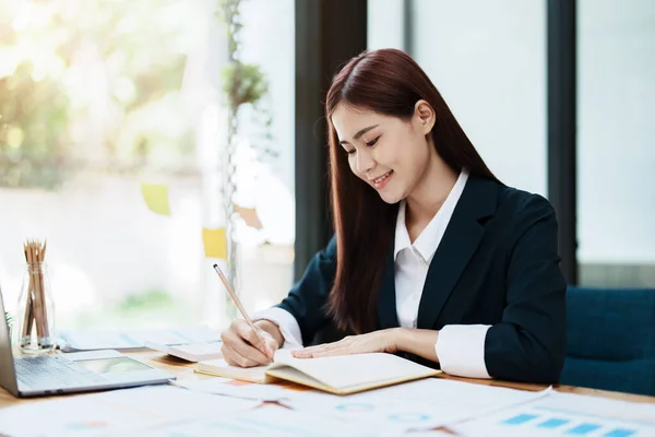 Retrato Economista Contable Financiero Inversor Que Examina Documentos Presupuestarios Utiliza — Foto de Stock