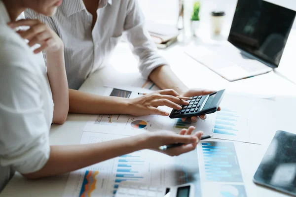 Financial Brainstorming Data Analysis Planning Marketing Accounting Economist Using Calculator — 图库照片