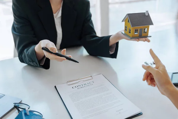Garantia Hipoteca Acordo Contrato Assinado Agente Imobiliário Apontando Para Documentos — Fotografia de Stock